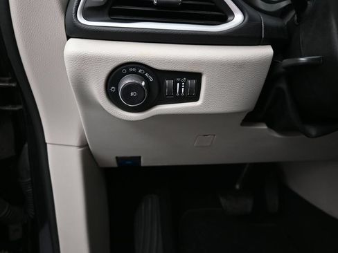 Used 2023 Chrysler Pacifica Touring-L FWD image 12