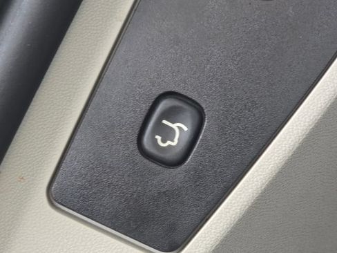 Used 2012 Chrysler Town & Country Touring-L w/ Entertainment Group #2 FWD image 23