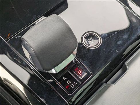 Used 2025 Land Rover Range Rover Sport SE image 12