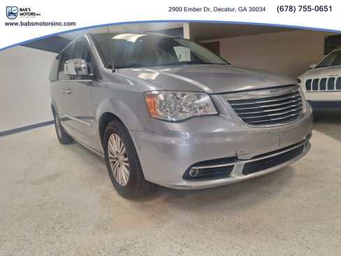 Used 2015 Chrysler Town & Country Touring-L w/ Driver Convenience Group FWD image 4