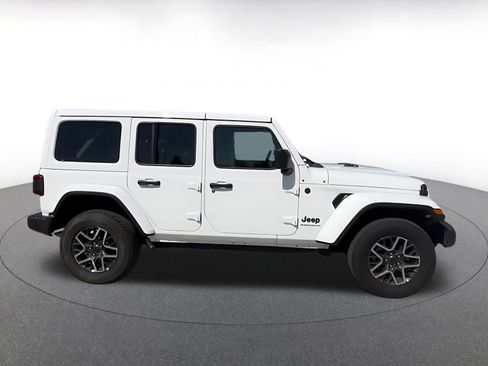 Used 2025 Jeep Wrangler Unlimited Sahara AWD/4WD image 16