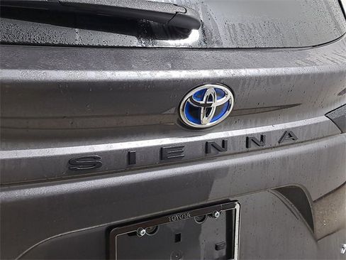 Used 2025 Toyota Sienna XLE image 9