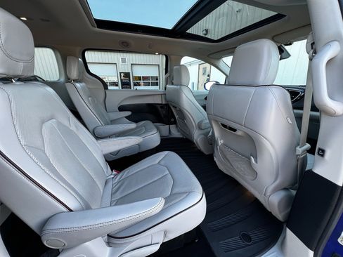 Used 2020 Chrysler Pacifica Limited image 28