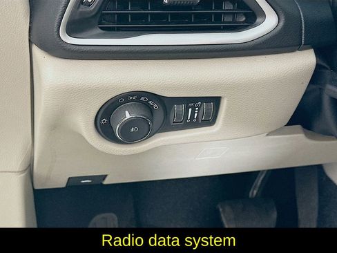 Used 2024 Chrysler Pacifica Touring-L image 15