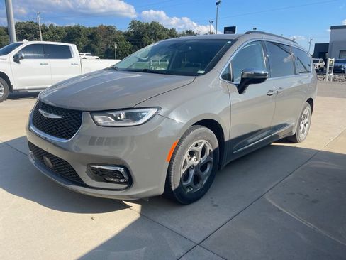 Used 2023 Chrysler Pacifica Limited FWD image 2