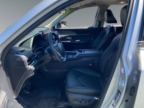 Used 2025 Toyota Grand Highlander AWD image 9