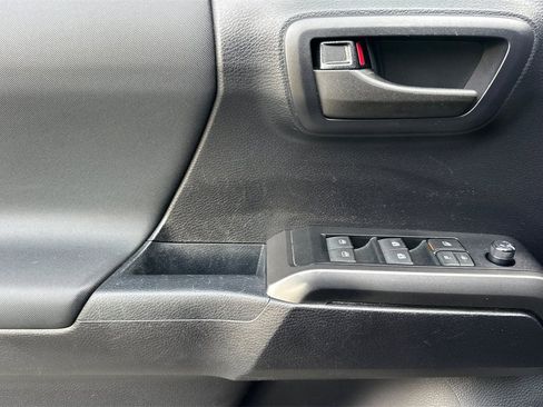 Used 2020 Toyota Tacoma TRD Off-Road image 12