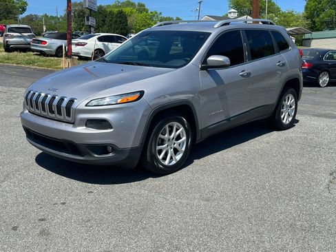 Used 2018 Jeep Cherokee Latitude Plus w/ Comfort/Convenience Group FWD image 2