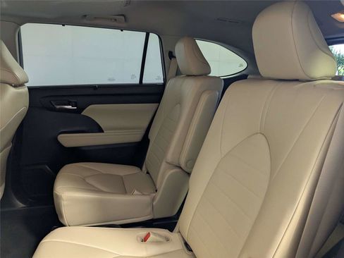 Used 2023 Toyota Highlander XLE FWD image 21