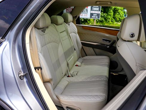 Used 2017 Bentley Bentayga W12 AWD image 33