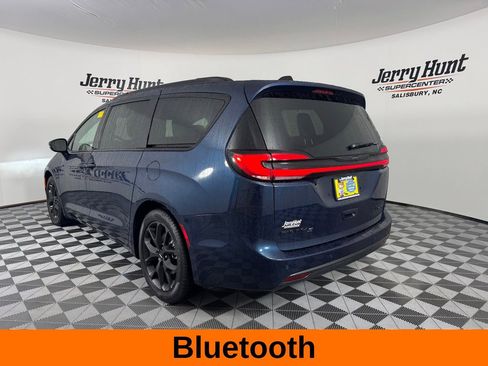 Used 2025 Chrysler Pacifica Limited image 8