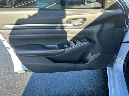 Used 2023 Nissan Altima 2.5 SR image 14