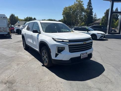 Used 2025 Chevrolet Traverse LT AWD/4WD image 3