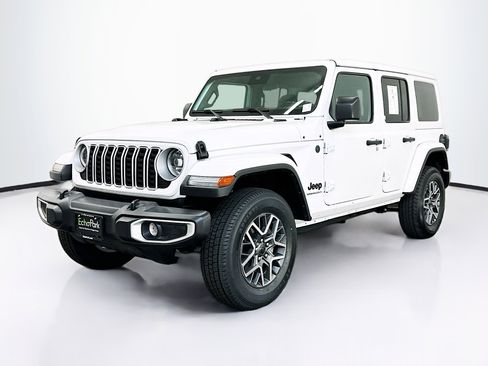 Used 2025 Jeep Wrangler Sahara image 3