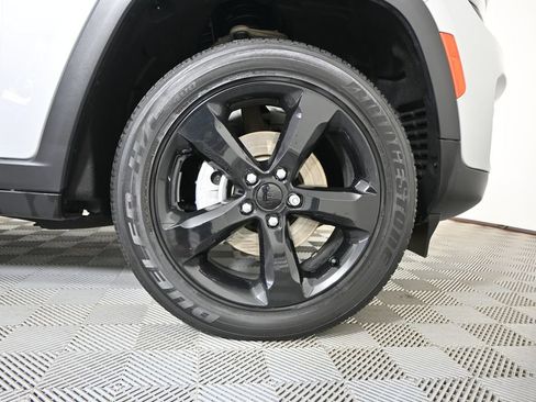 Used 2023 Jeep Grand Cherokee Altitude AWD/4WD image 11