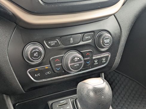 Used 2017 Jeep Cherokee Latitude w/ Comfort/Convenience Group AWD/4WD image 24