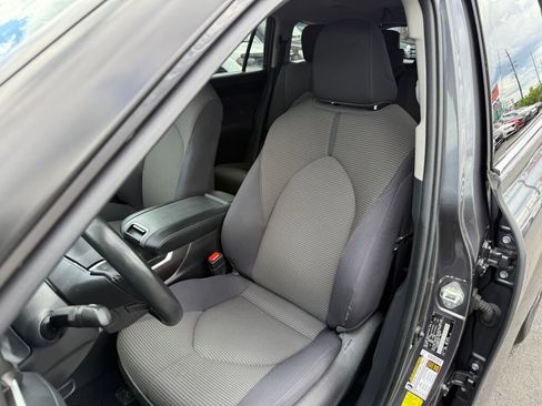 Used 2022 Toyota Highlander LE image 11