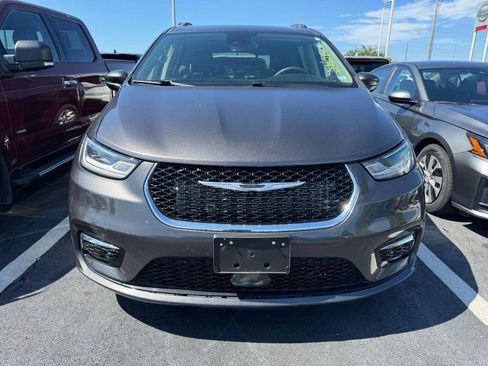 Used 2022 Chrysler Pacifica Touring-L FWD image 2