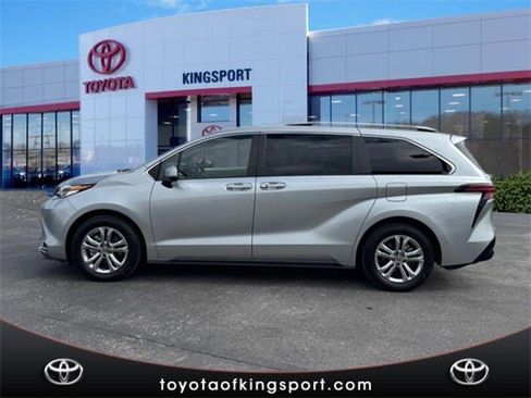 Used 2023 Toyota Sienna Platinum image 2