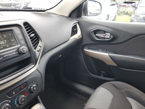 Used 2018 Jeep Cherokee Latitude image 18