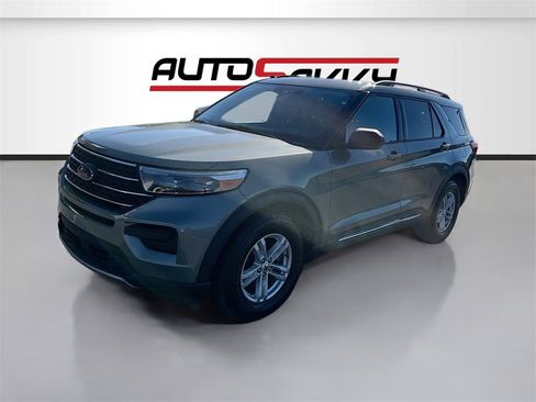 Used 2020 Ford Explorer XLT w/ Comfort Package image 3