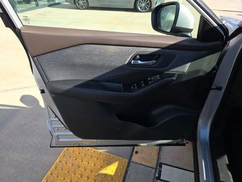 Used 2023 Nissan Rogue SV image 11