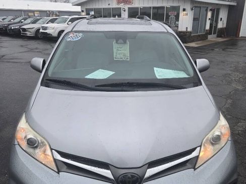 Used 2018 Toyota Sienna XLE image 29