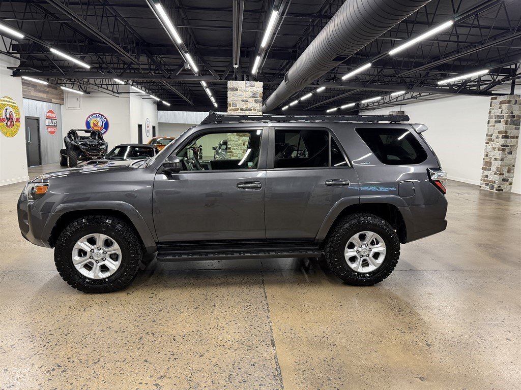 Used 2020 Toyota 4Runner SR5 AWD/4WD image 4
