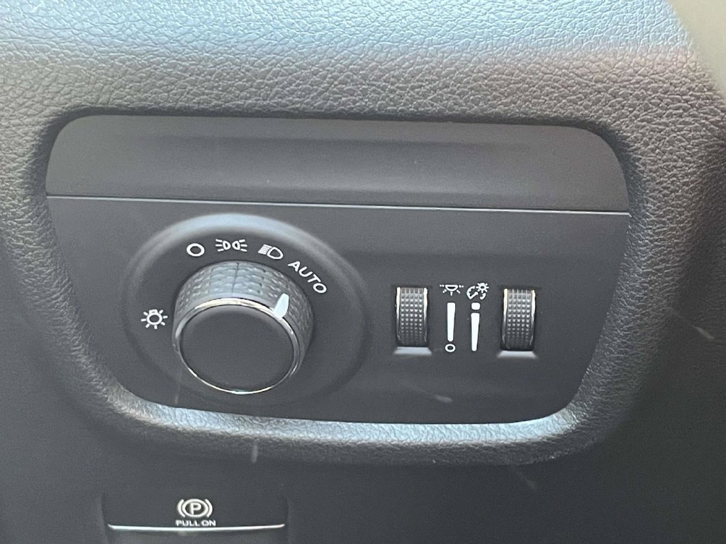 New 2027 Jeep Grand Cherokee Altitude RWD image 28