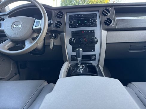 Used 2008 Jeep Commander Sport image 36