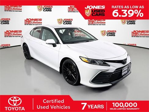Certified 2022 Toyota Camry LE image 1