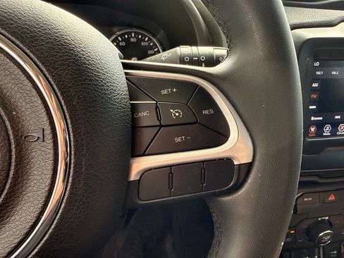 Used 2018 Jeep Renegade Latitude FWD image 11