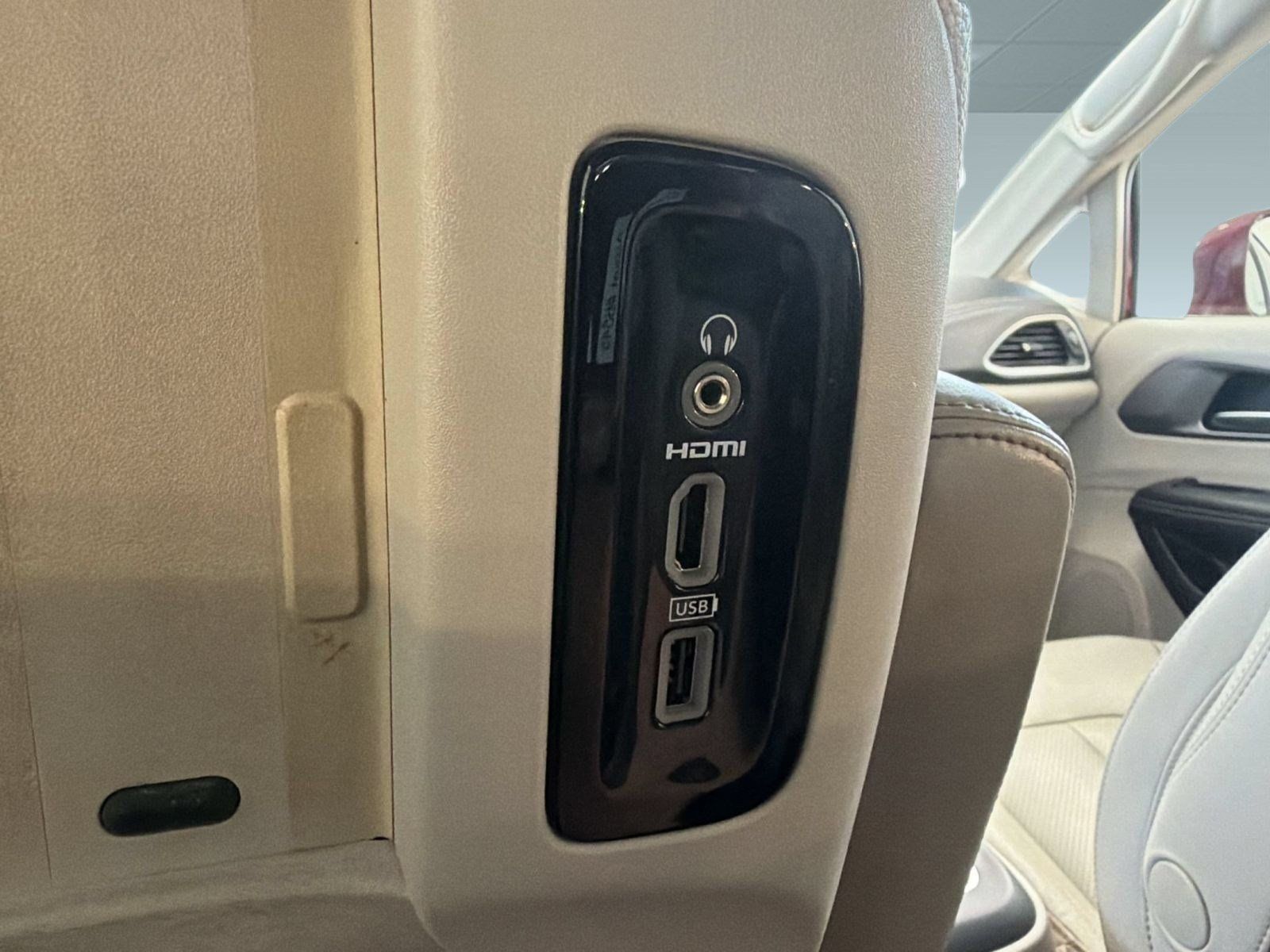 Used 2021 Chrysler Pacifica Touring-L w/ Uconnect Theater Family Group FWD image 37