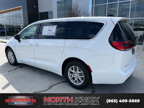New 2026 Chrysler Pacifica Select image 16