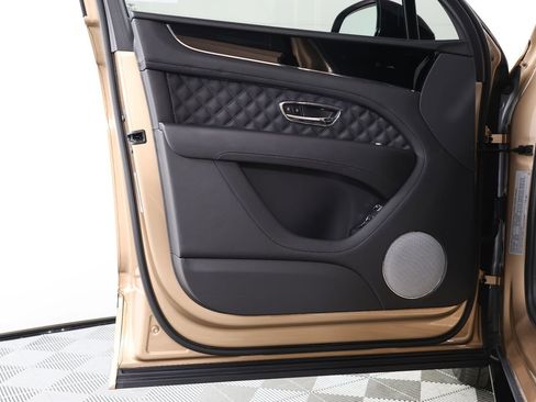 Used 2023 Bentley Bentayga image 21