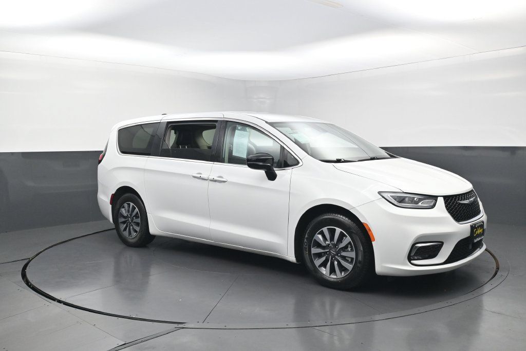 Used 2024 Chrysler Pacifica Limited FWD image 3