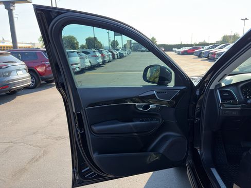 Used 2018 Volvo XC90 T6 Momentum w/ Convenience Package AWD/4WD image 10
