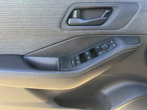 Used 2021 Nissan Rogue S image 9