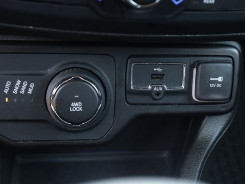 Used 2023 Jeep Renegade Latitude AWD/4WD image 12