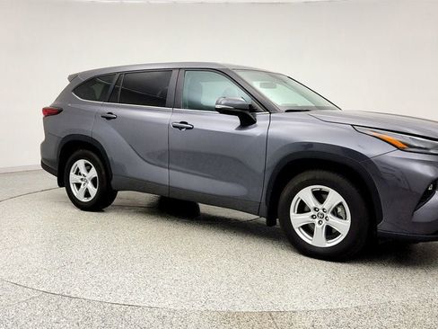 Used 2024 Toyota Highlander LE AWD/4WD image 3