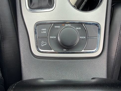 Used 2022 Jeep Grand Cherokee Laredo X AWD/4WD image 34