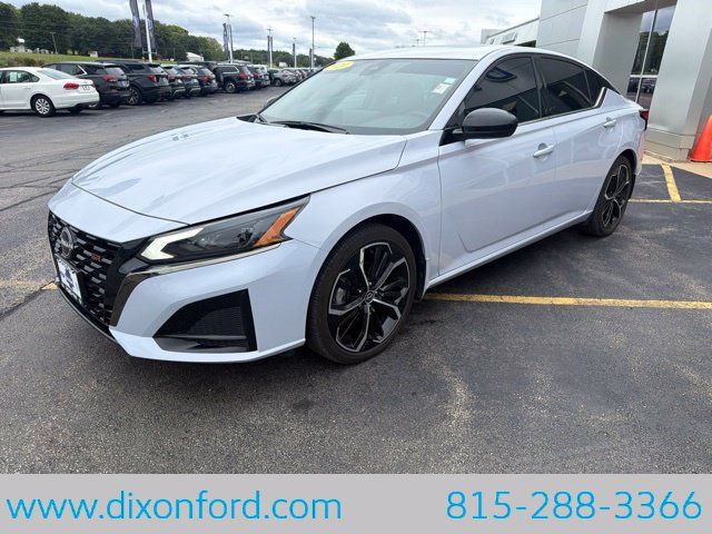 Used 2024 Nissan Altima 2.5 SR w/ SR Premium Package FWD image 3