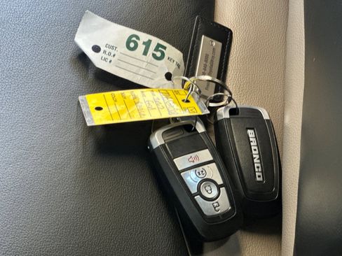 Used 2023 Ford Bronco Wildtrak image 11