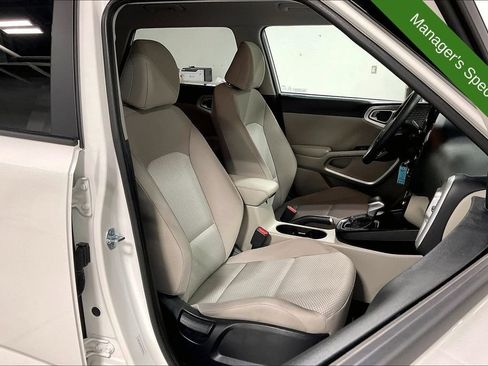 Used 2025 Kia Soul LX w/ LX Technology Package FWD image 9