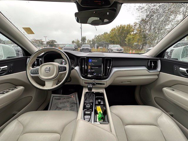 Used 2020 Volvo XC60 T5 Momentum FWD image 2