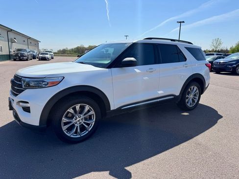 Used 2022 Ford Explorer XLT w/ Equipment Group 202A AWD/4WD image 3