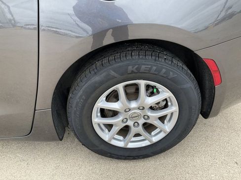 Used 2023 Chrysler Pacifica Touring-L FWD image 11
