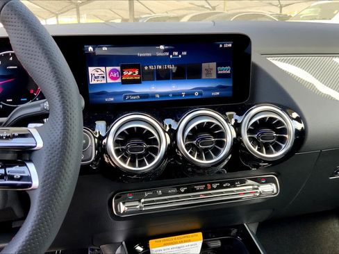 Used 2025 Mercedes-Benz GLA 250 image 13