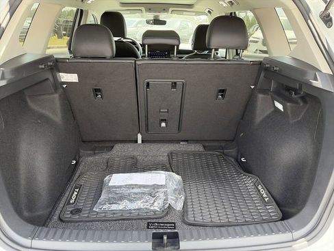 Certified 2025 Volkswagen Taos SE FWD image 32