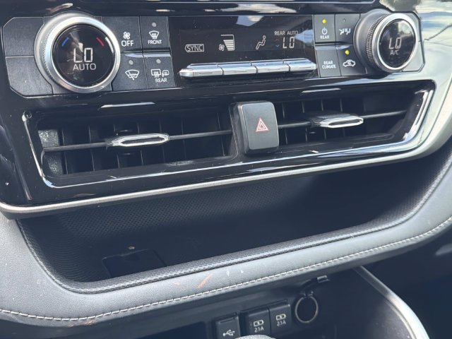 Used 2021 Toyota Highlander L FWD image 27
